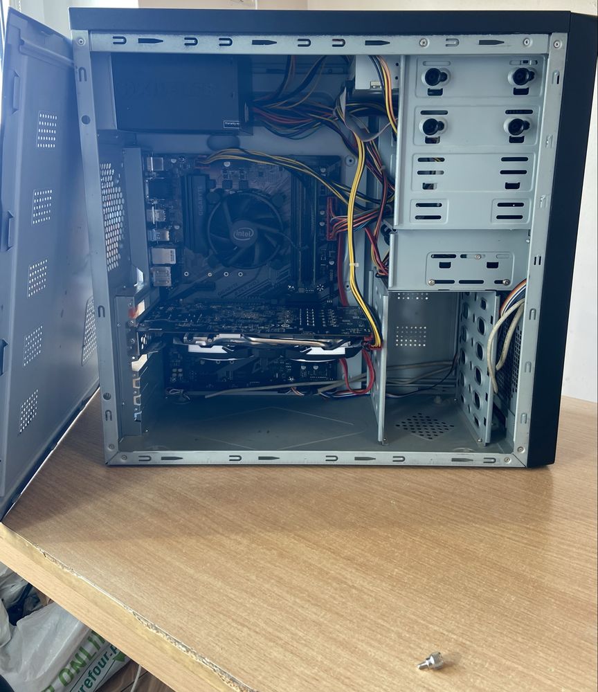 Komputer i3 8100 RX 480 4GB 16GB RAM SSD 240GB Windows 11 Pro