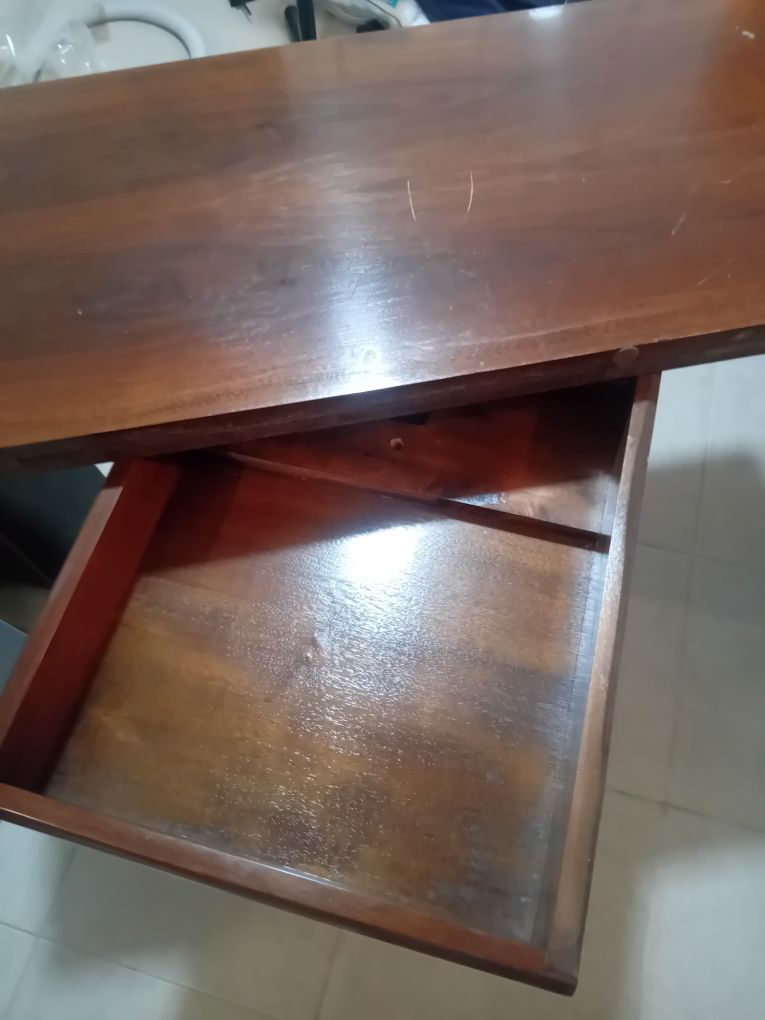 Mesa de jogos em madeira
