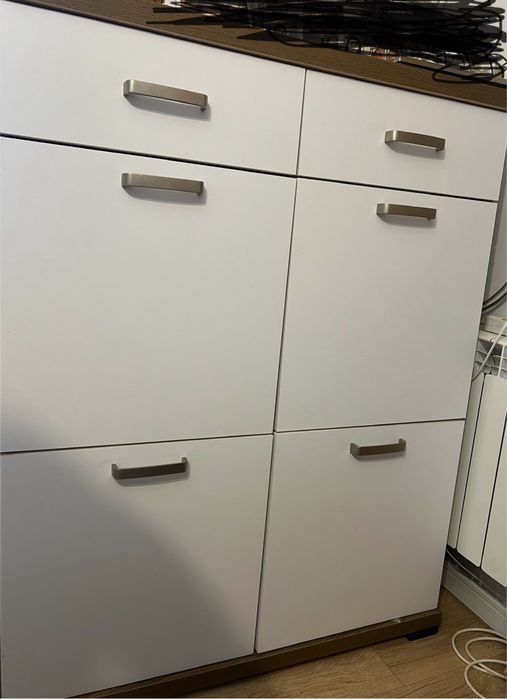 Meble komody szafa i słupek