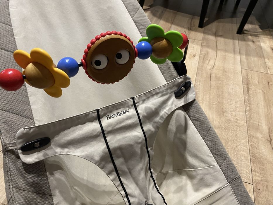 Leżaczek BabyBjorn z zabawką