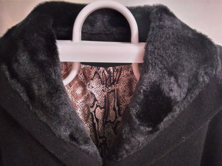 Нове чорне демісезонне пальто, оздоблене чорним м'яким хутром