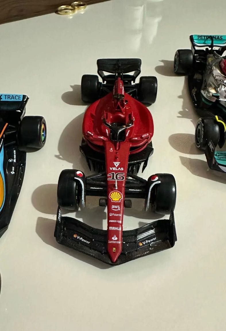 Модель Формула 1 Феррарі F1 75, 2022:
- Шарль Леклер №16.