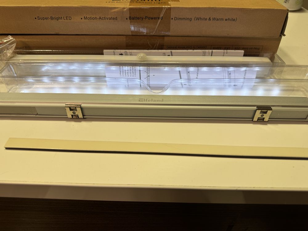Lampka LED ledowa 33cm do szafy z czujnikiem ruchu na baterie NOWA