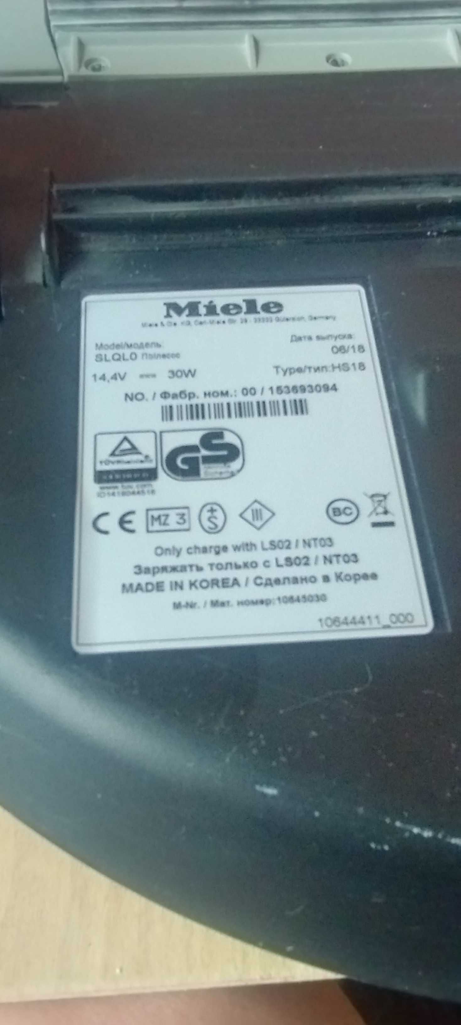 Робот пилосос Miele Scout RX2 з пультом