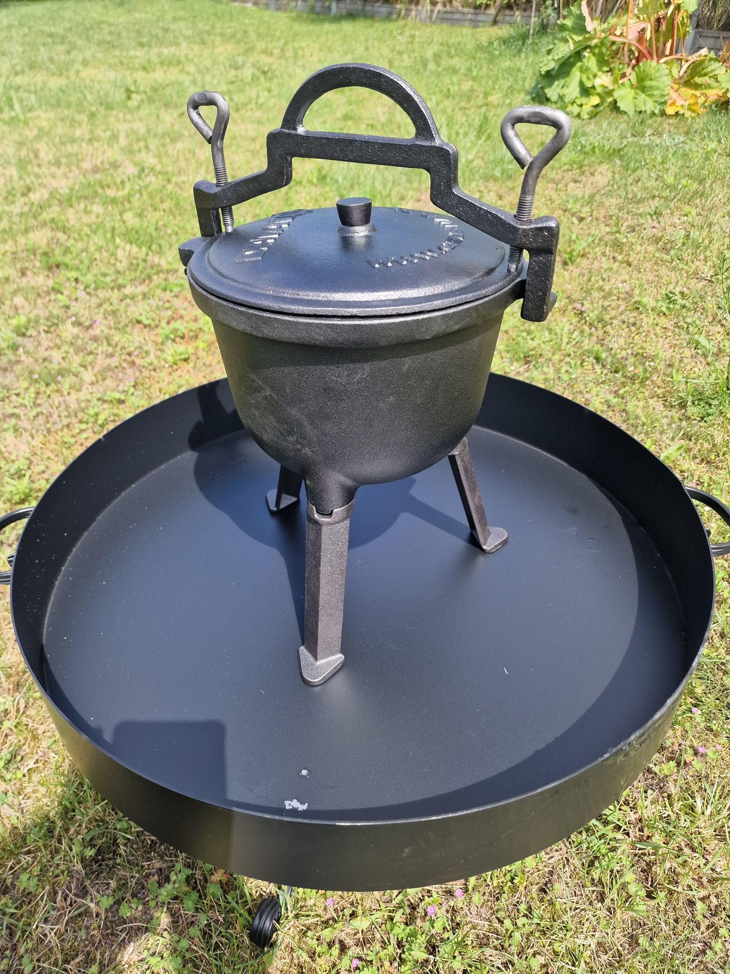 Trójnóg grill ruszt na ognisko z paleniskiem.