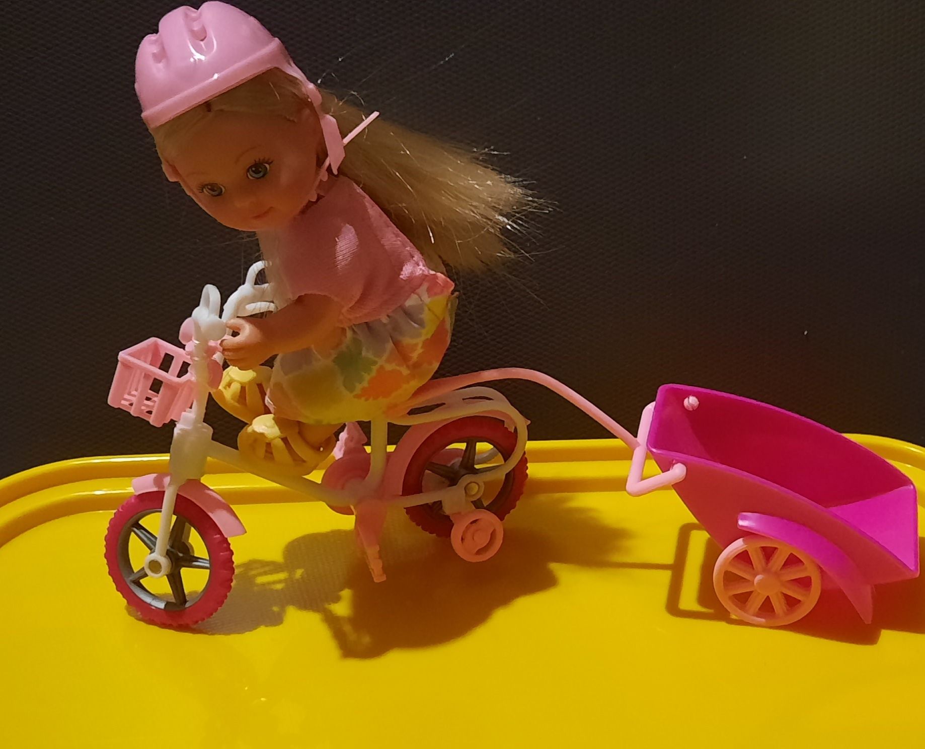 Laleczka Evi na rowerze