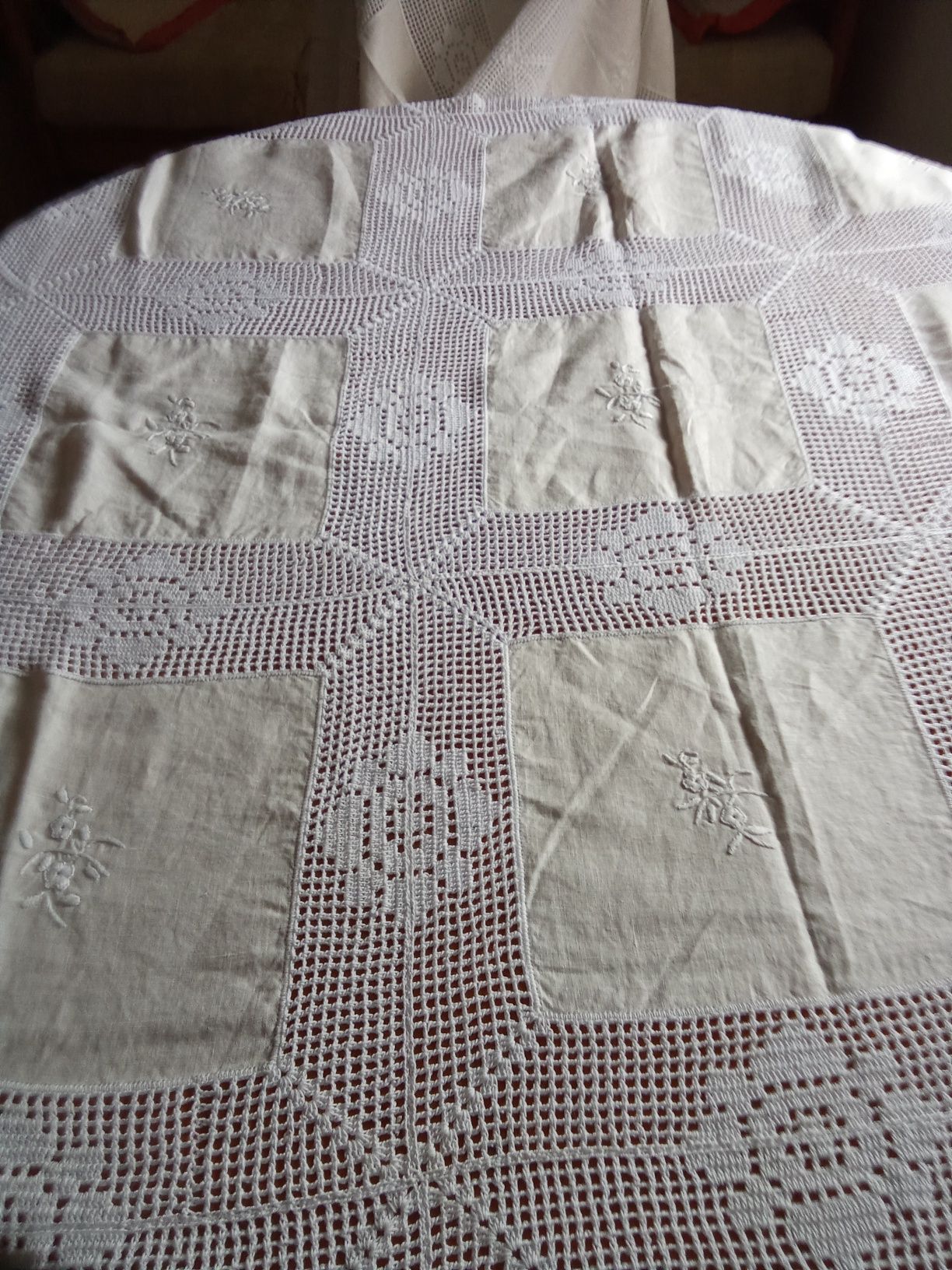 Vendo toalha em crochê e linho feita á mão