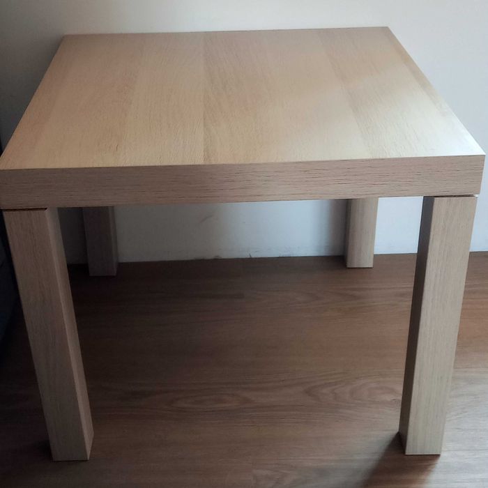 Mesa IKEA simples com acabamento em madeira