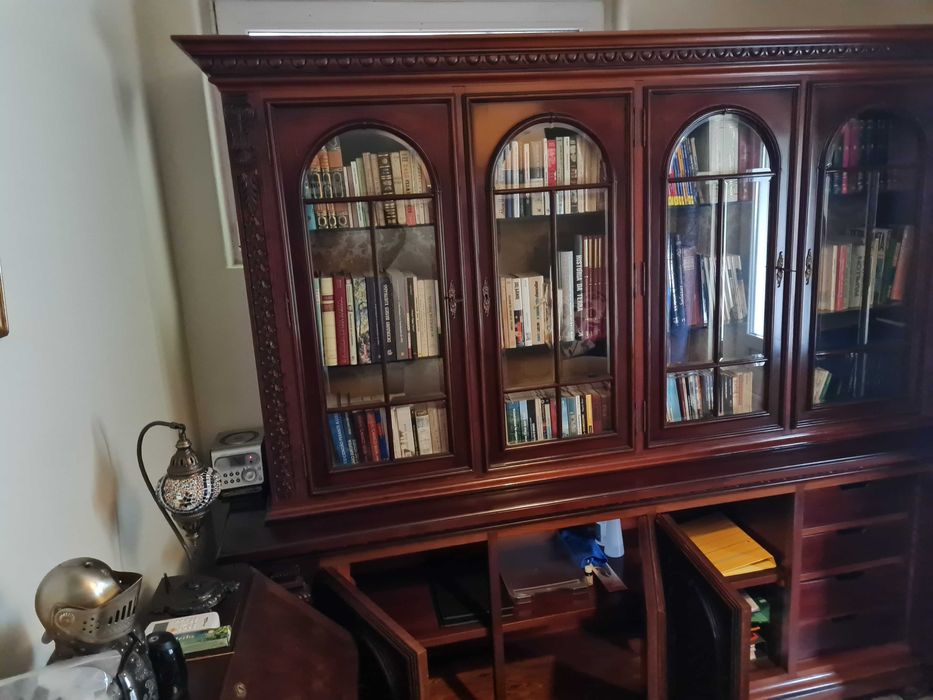 Estante de livros em madeira