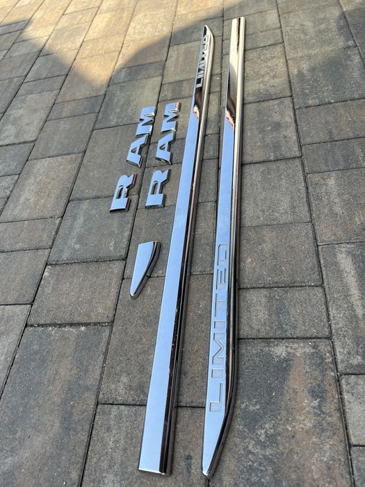 Listwa drzwi emblemat grill ram 1500 limited v gen