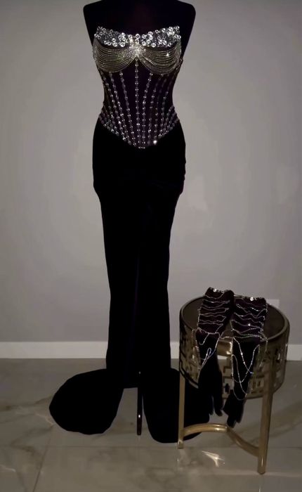 Сукня чорна зі шлейфом корсетна