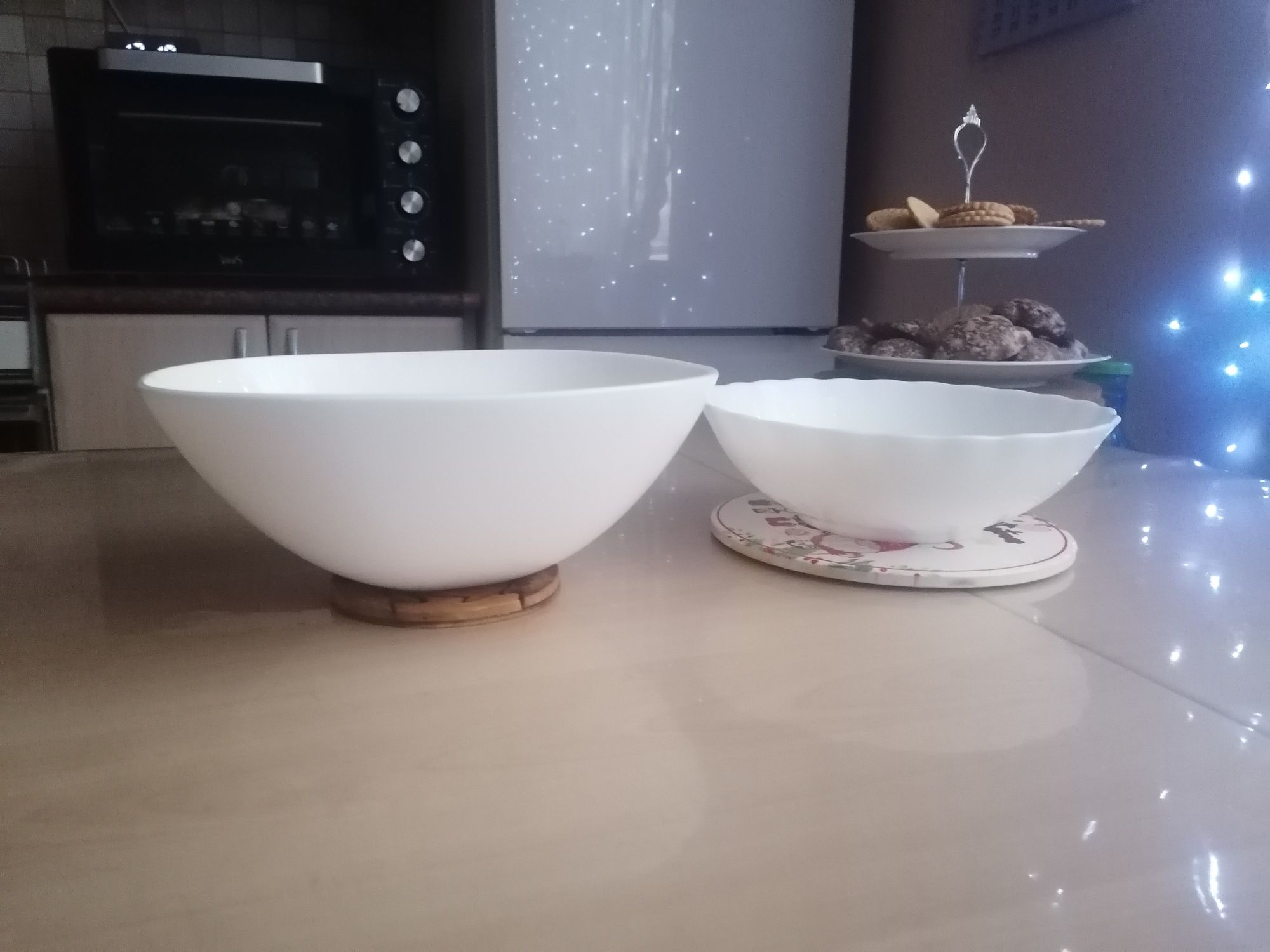 Красивий посуд, чашки, тарілочки квітки, набір для суші тощо.