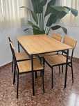 Mesa para 4 e 2 cadeiras, perfeita para restaurantes e bares