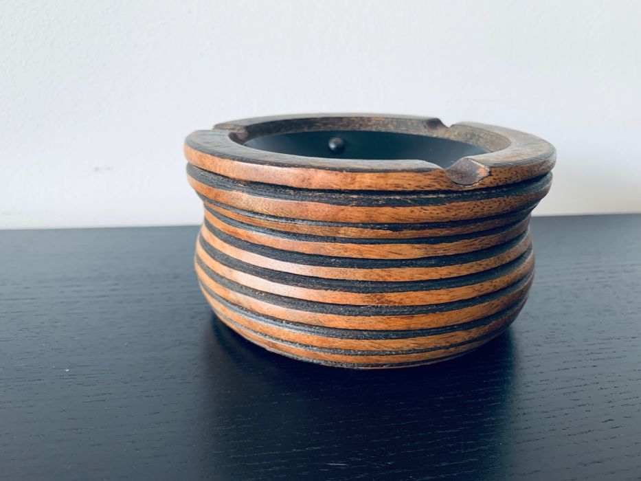 Cinzeiro (Area Store) de Madeira e Metal