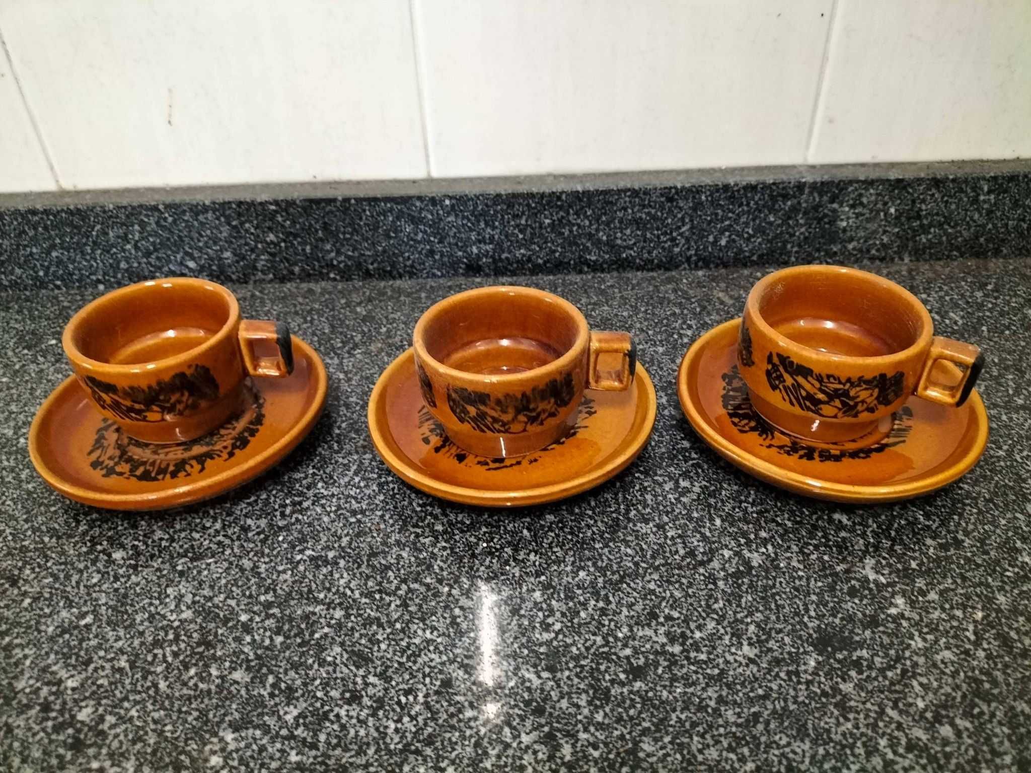 Três chavenas antigas de café