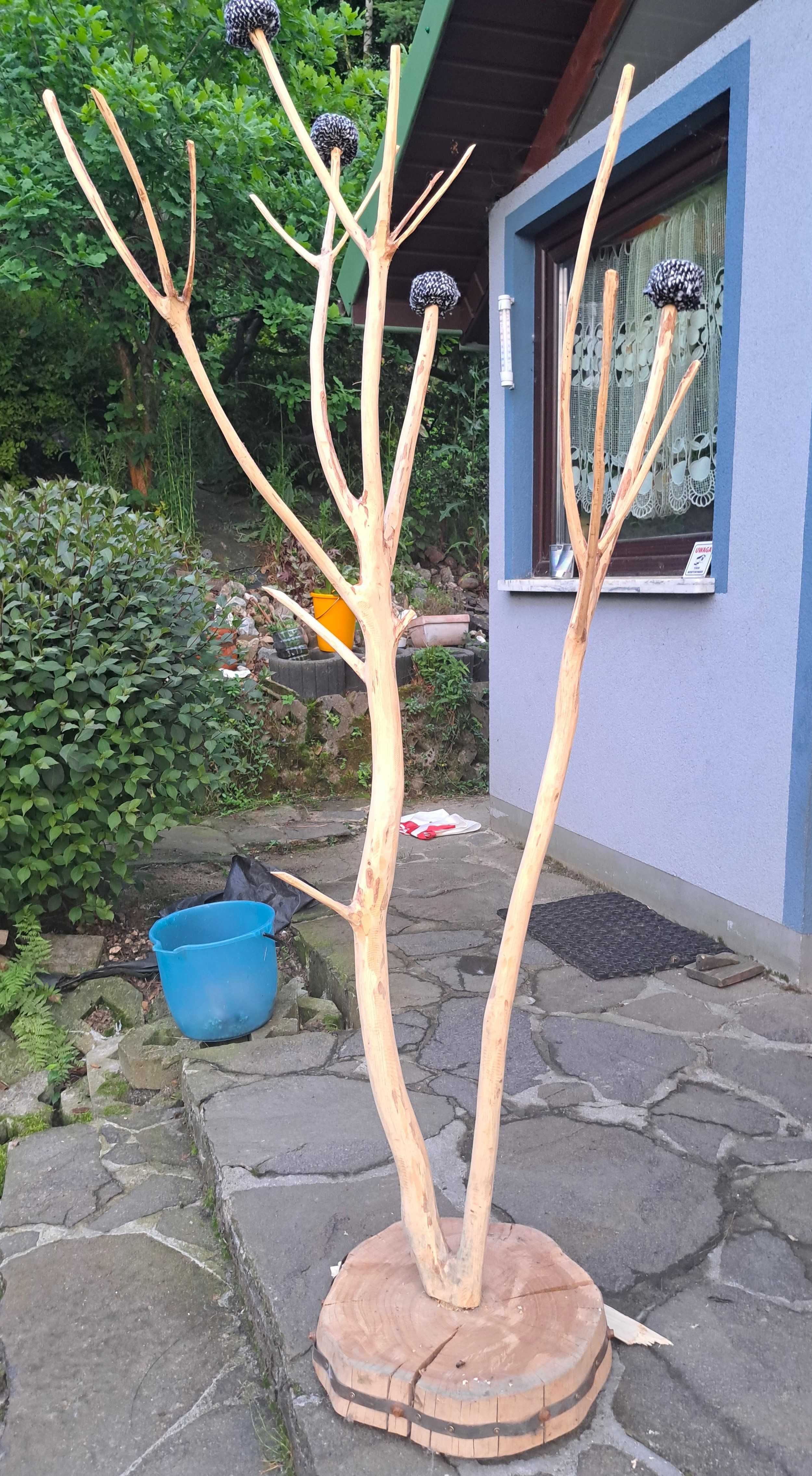Wieszak stojący z konarów , podstawa z drewna dębowego