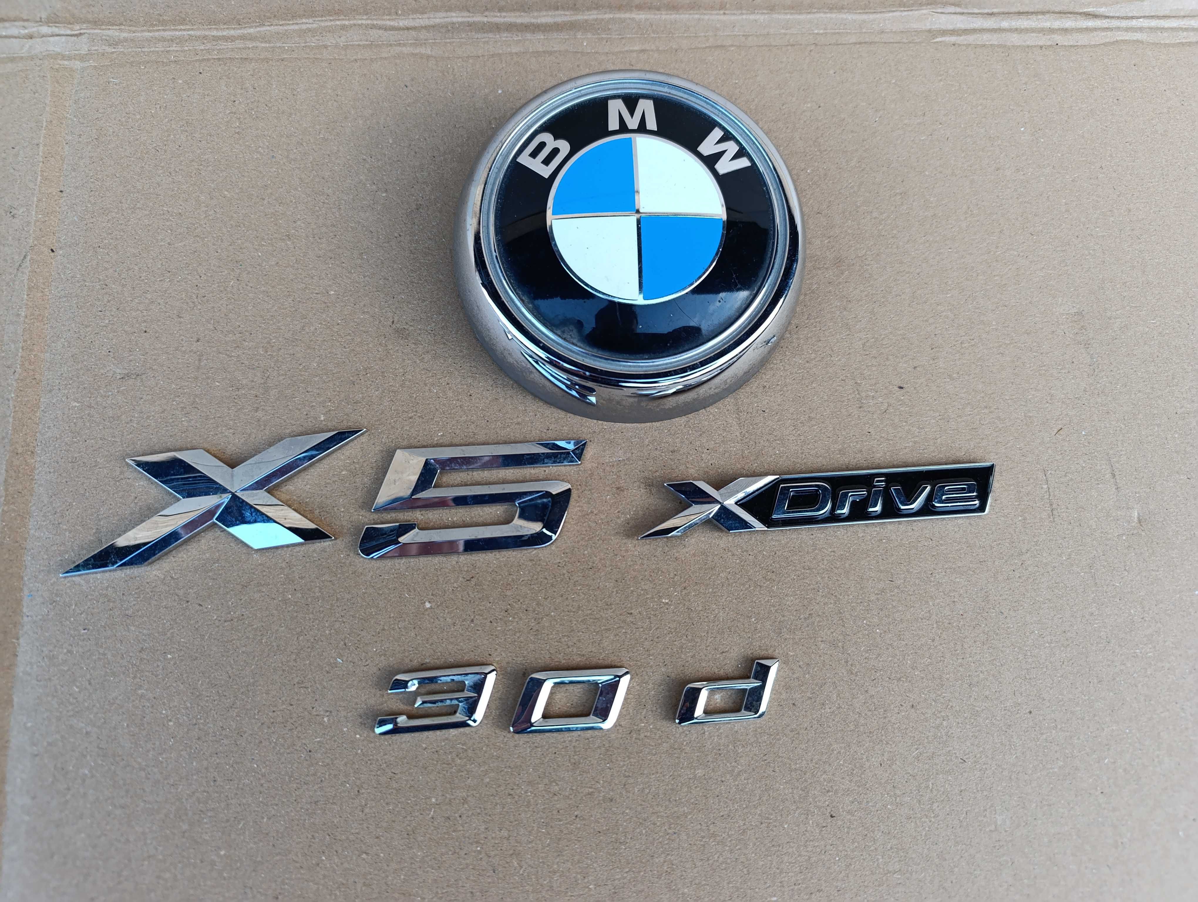 BMW X5 3.0DnX3 F25 emblematy emblemat napis znaczek logo