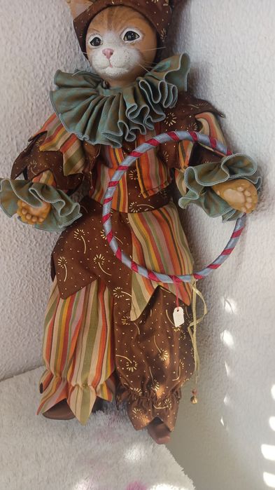 Gatinho lindo vestido de Arlequim em Resina 50cm