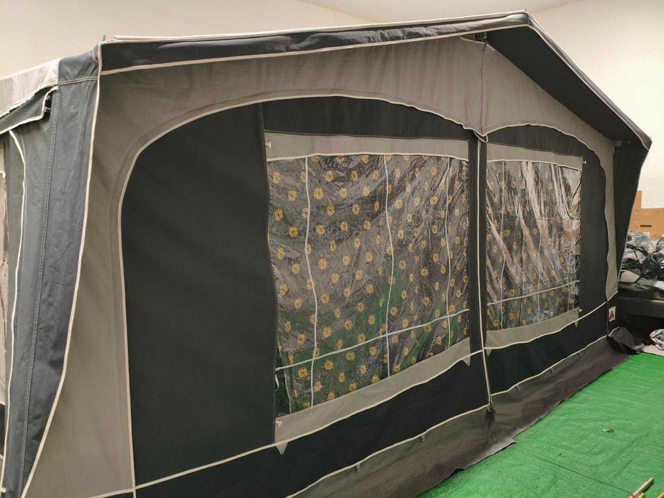 Przedsionek do przyczepy 925-950 cm z aneksem bocznym.