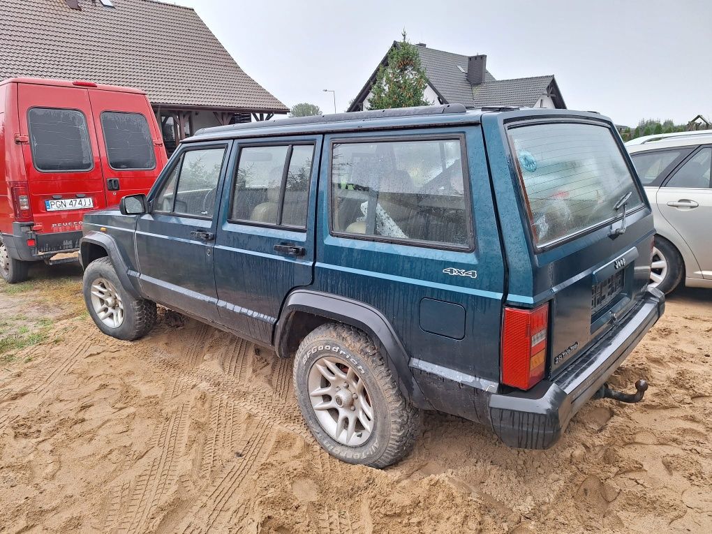 Sprzedam  na części  Jeep xj Cherokee