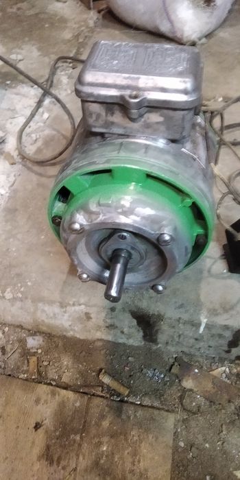 Двигун від старої пралки СССР.