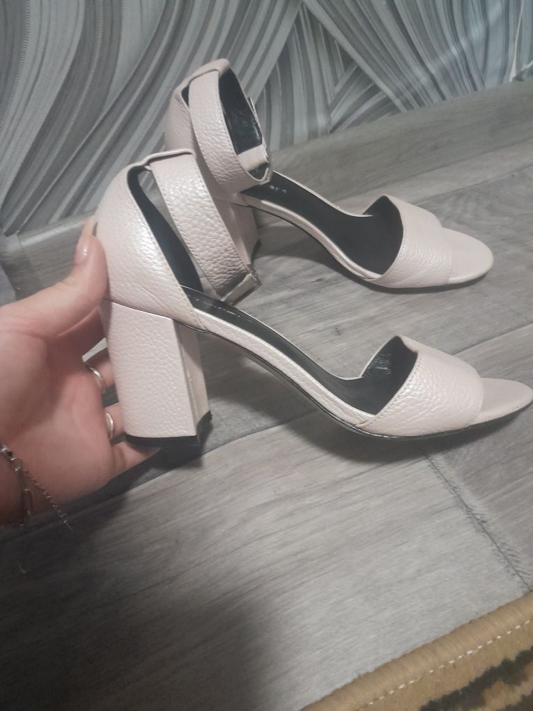 Продам босоніжки на каблуку