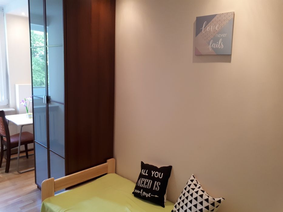 **Rooms close to the metro available from now**