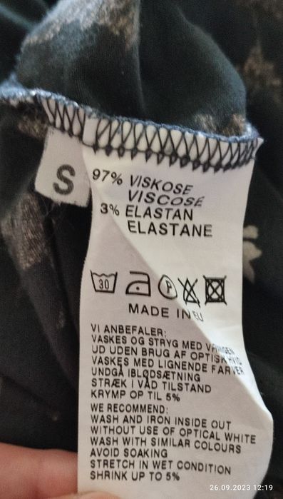 Szara śliczna sukienka zakładana , zawiązywana w tali