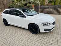 Volvo V60 Białe Volvo V60 z czarnymi akcentami