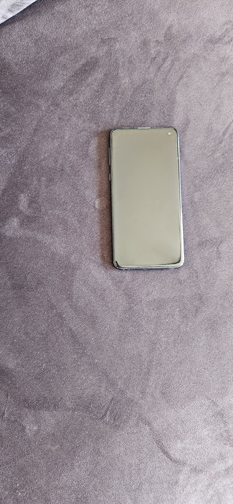 Samsung Galaxy S10e z etui, ładowarką, kablem USB i słuchawkami