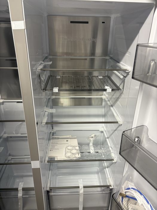 Lodówka Side by Side z kostkarką SAMSUNG RS90F66BEF, LCD