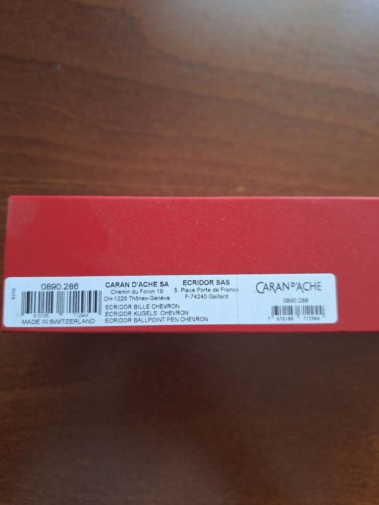 Długopis Caran d'Ache Ecridor Chevron Palladium kolor czarny