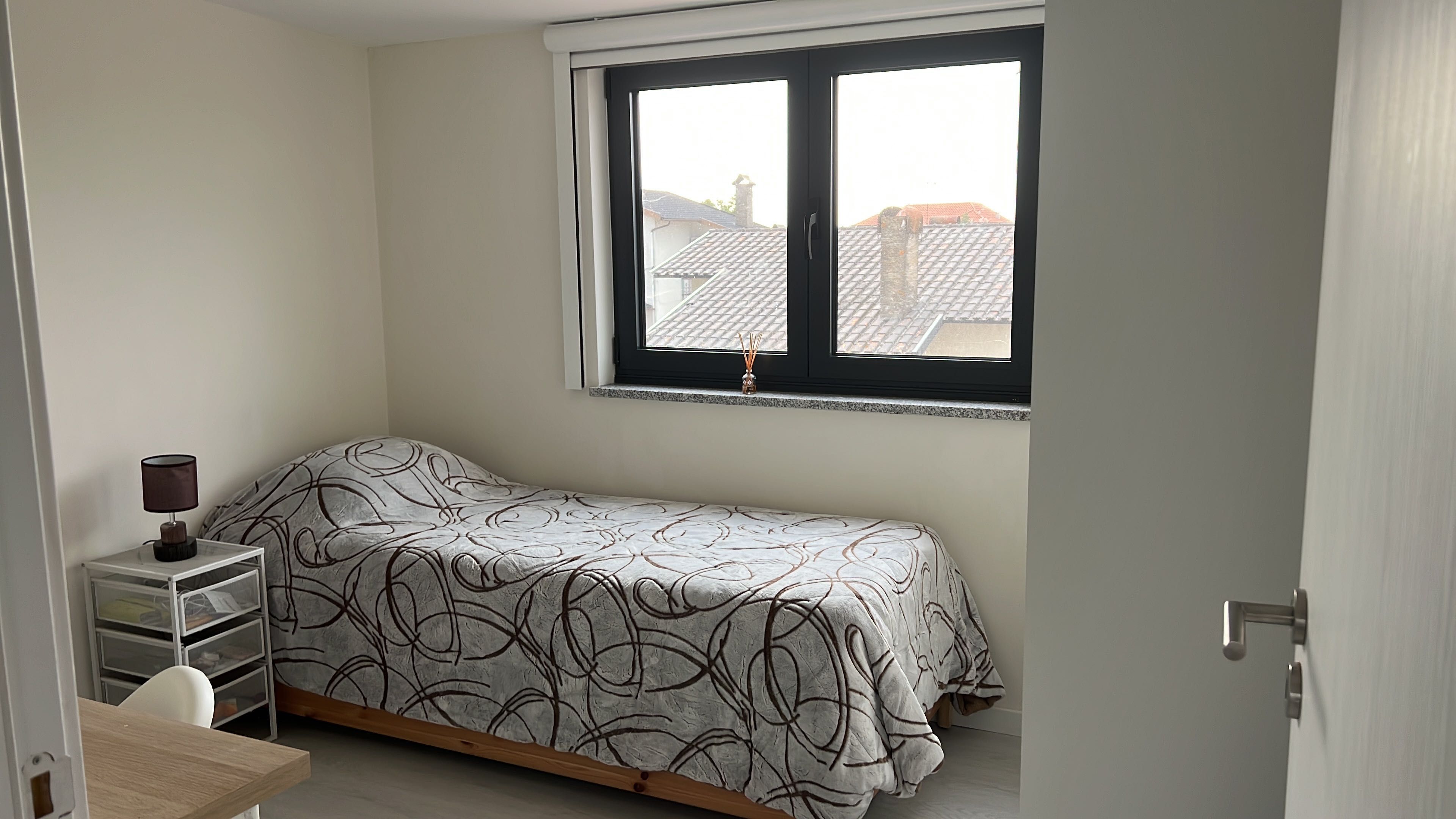 Alugo quarto a rapariga