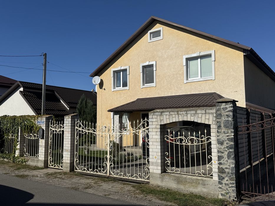 Продам дом права сторона ( р-н Вет.лікарні)
