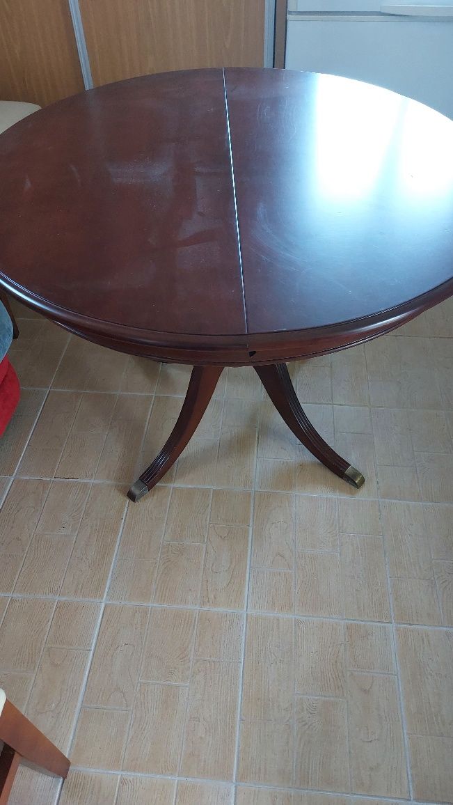 Mesa redonda e obal
