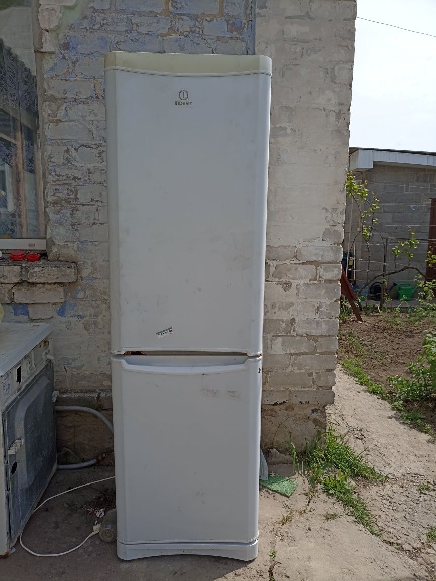 Холодильник Індезіт високий 180-190 см.