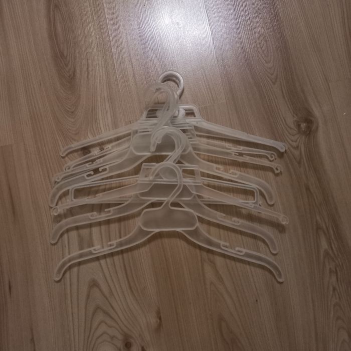 Plastikowe cienkie wieszaki . Oddam