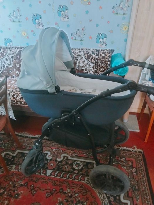 Продається дуже зручна дитяча коляска