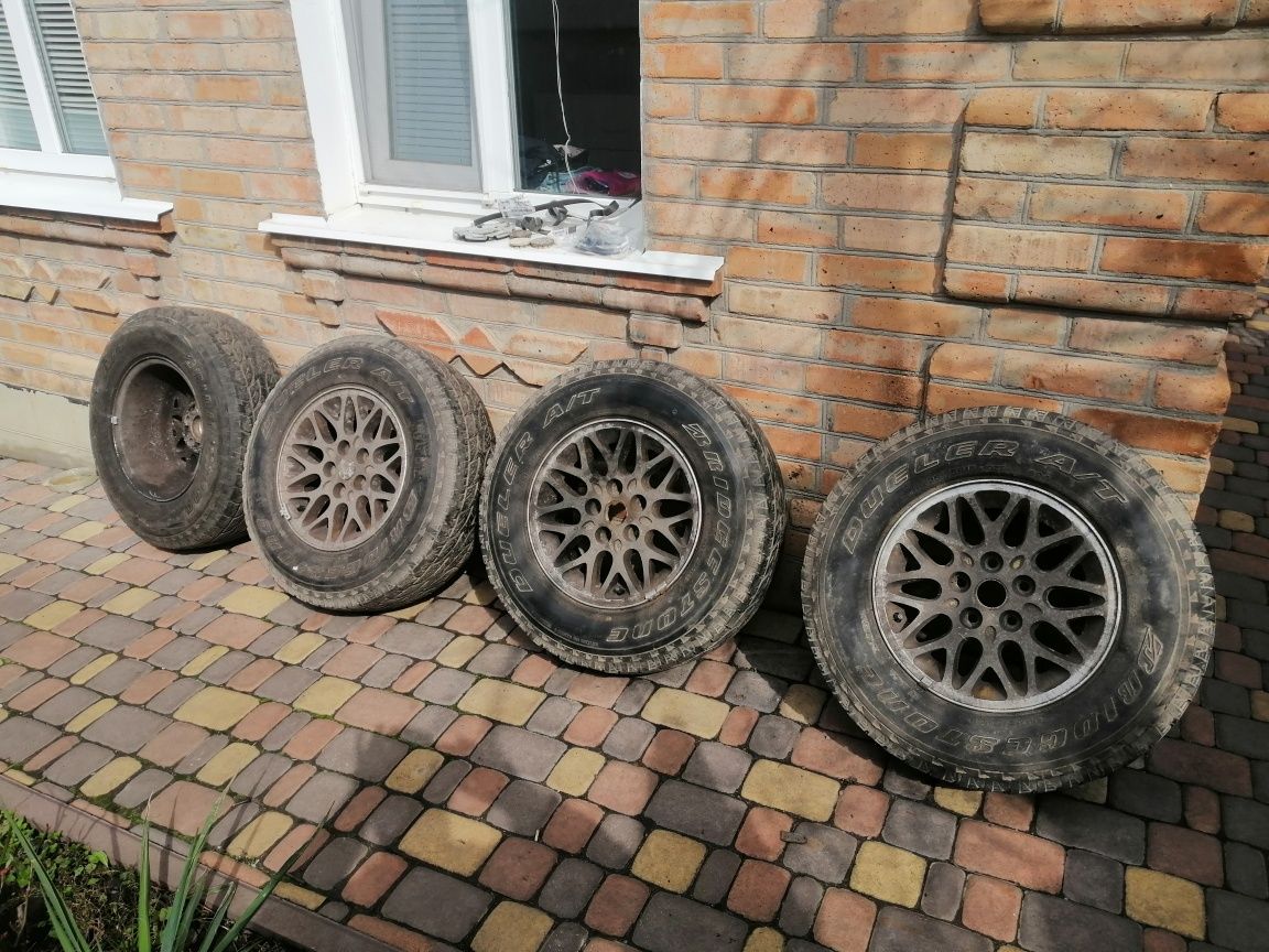 Продам резину  разом з дисками 225/75 R15 на джип, пікап,