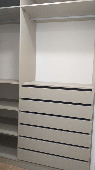 Mobiliário e decoração com projeto e fabrico.