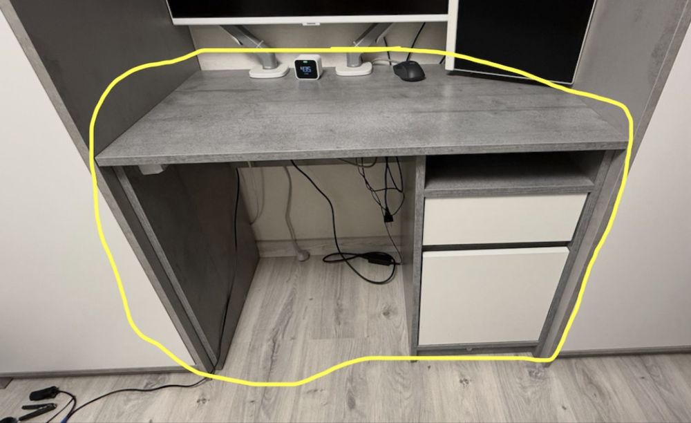 Письменный стол для компьютера. Б/у. 100 см х 53 см