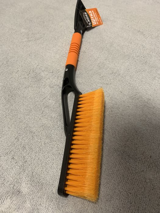 Щетка со скребком автомобильная от снега lavita