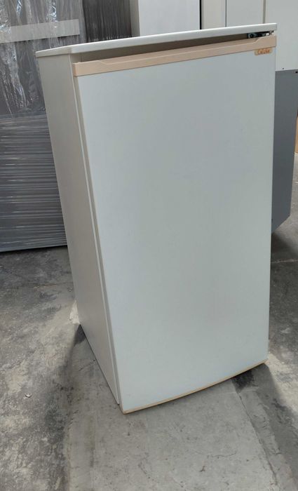 Frigorífico com congelador a funcionar
