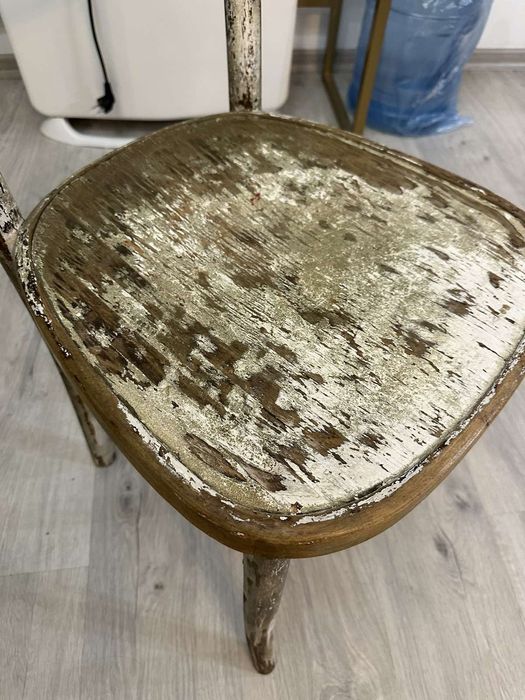 бра ручної роботи дерево та старовинний деревяний стул