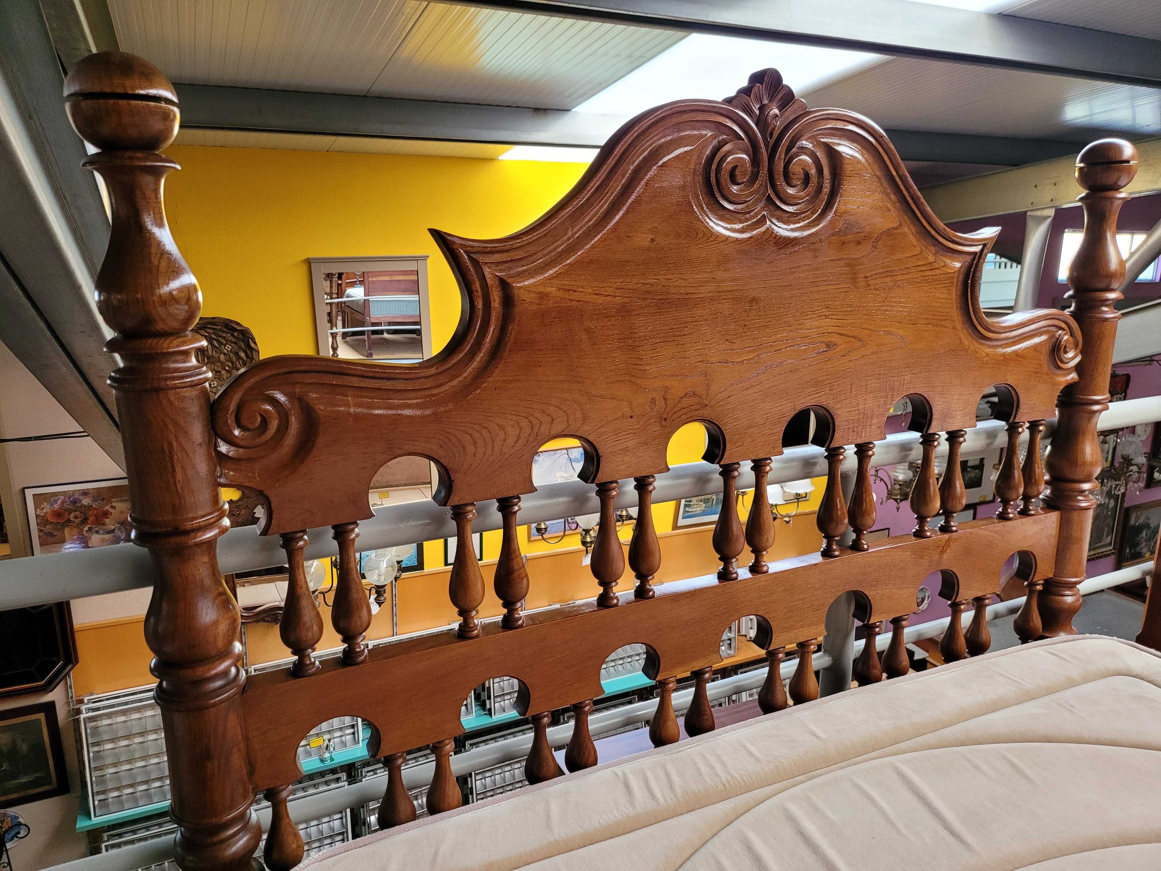 Cama antiga em madeira maciça com estrado e colchão Mola
