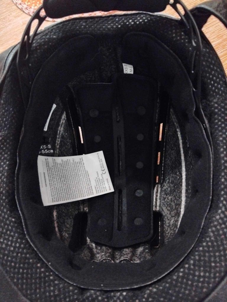 Kask jeździecki i rękawiczki