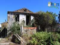 Quintinha com casa de habitação em ruínas situada em Calvos - Sertã