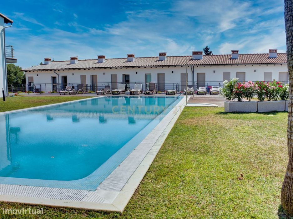Moradia T2 Geminada, com piscina comum, jardim e box para 2 carros.