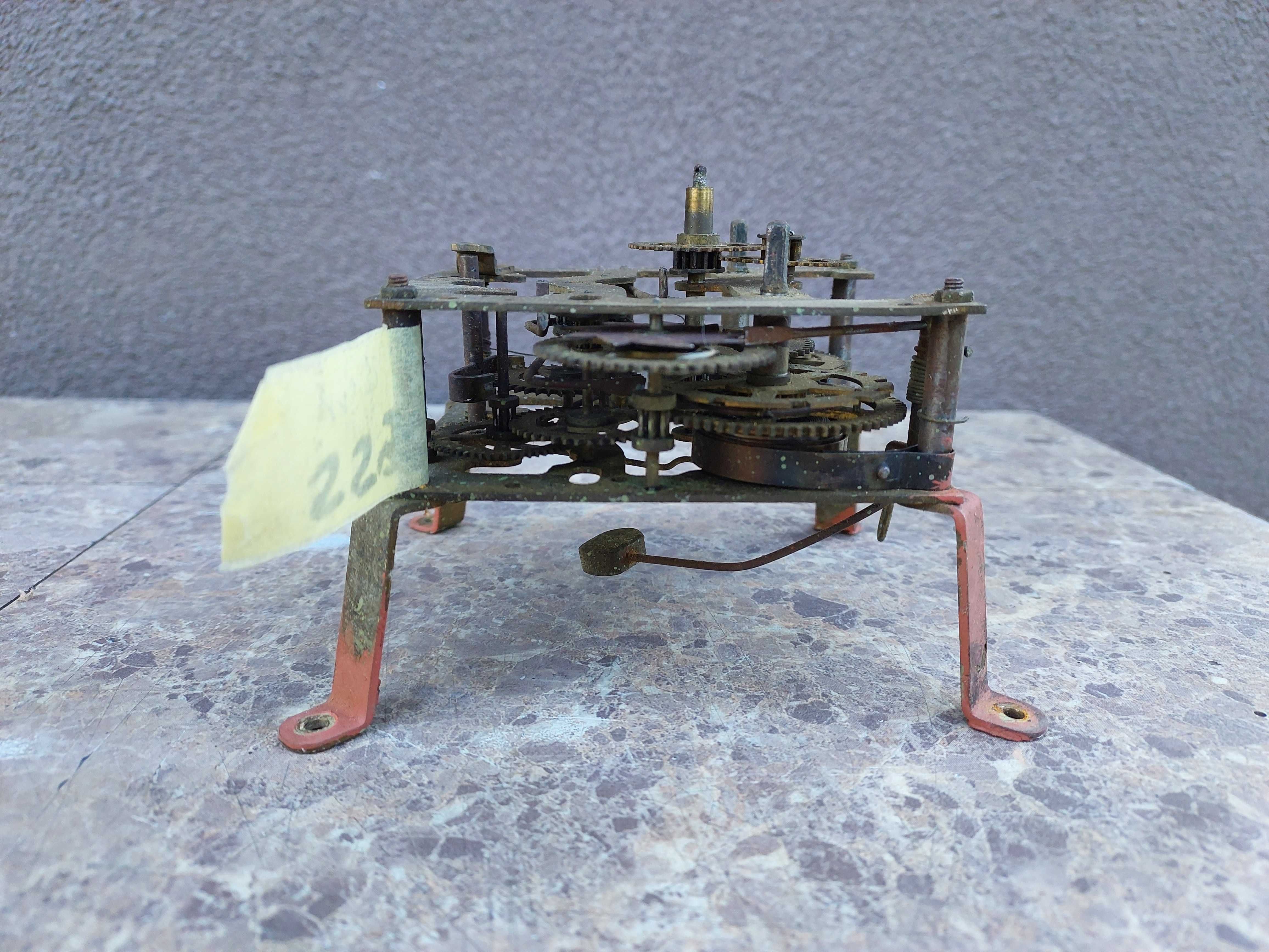559 Mechanizm starego zegara ściennego Junghans