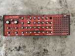 Syntezator analogowy Behringer neutron